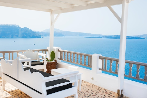 Arquitectura blanca en la isla de Santorini, Grecia. Hermoso paisaje, vista al mar