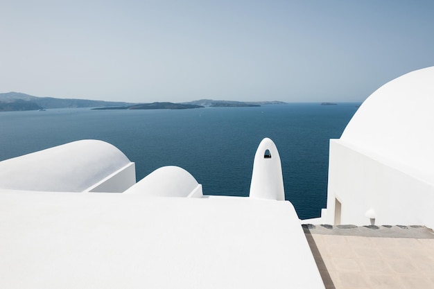 Arquitectura blanca en la isla de Santorini, Grecia. Hermoso paisaje con vista al mar