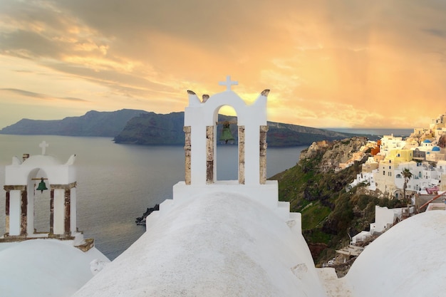 Arquitectura blanca en la isla de Santorini Grecia Hermoso paisaje con vistas al mar de la caldera