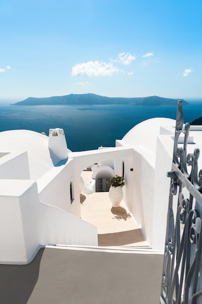 Arquitectura blanca en la isla de Santorini Grecia Mar azul y cielo azul