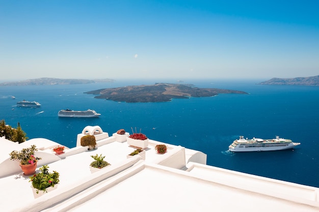 Arquitectura blanca en la isla de Santorini, Grecia. Paisaje de verano, vista al mar. Concepto de destinos de viaje