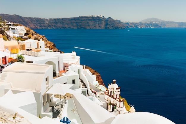 Arquitectura blanca en la isla de Santorini, Grecia. Paisaje de verano, vista al mar. Destino de viaje famoso