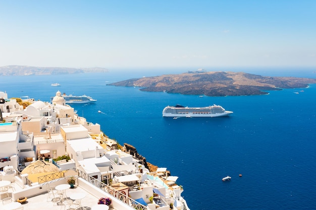 Arquitectura blanca en la isla de Santorini, Grecia. Paisaje de verano, vista al mar. Destino de viaje famoso