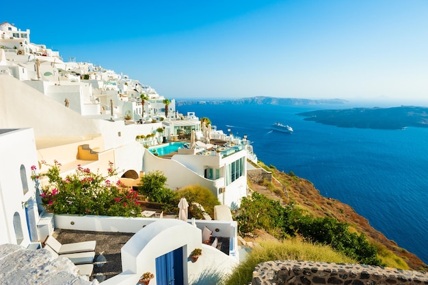 Arquitectura blanca en la isla de Santorini, Grecia. Paisaje de verano, vista al mar. Destino de viaje famoso