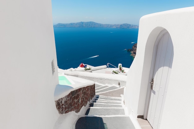 Arquitectura blanca en la isla de Santorini Grecia Paisaje de verano vista al mar Destino de viaje