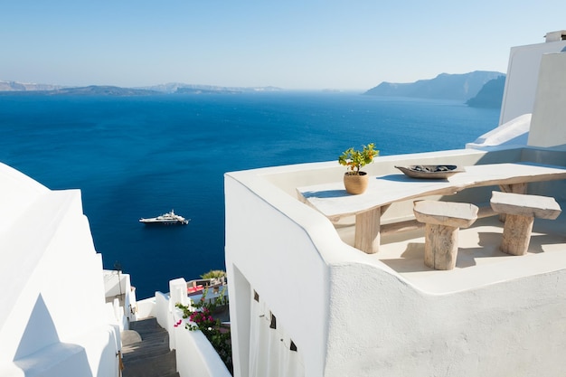 Arquitectura blanca en la isla de Santorini, Grecia. Paisaje de verano, vista al mar.