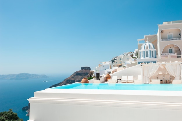 Arquitectura blanca en la isla de Santorini Grecia Piscina de lujo con vistas al mar