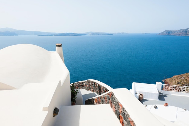 Arquitectura blanca en la isla de Santorini, Grecia.