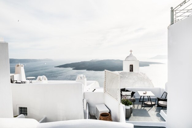 Arquitectura blanca en la isla de Santorini, Grecia