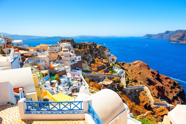 Arquitectura blanca y mar azul en la isla de Santorini, Grecia. Mirador y antiguo camino al puerto en el pueblo de Oia. Paisaje de verano