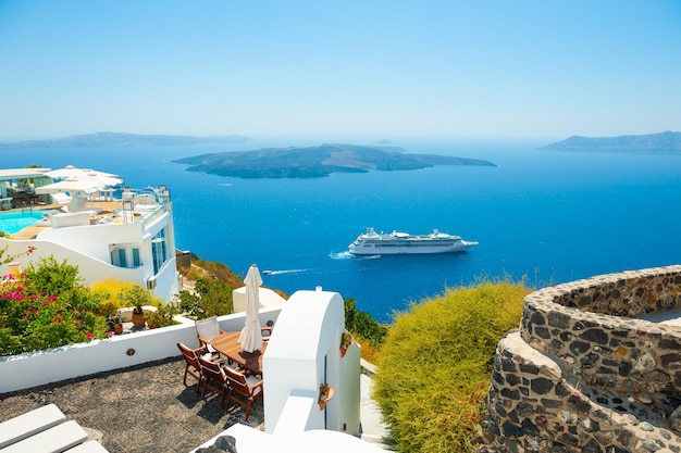 Arquitectura blanca y mar azul en la isla de Santorini, Grecia. Vacaciones de verano, concepto de destinos de viaje.