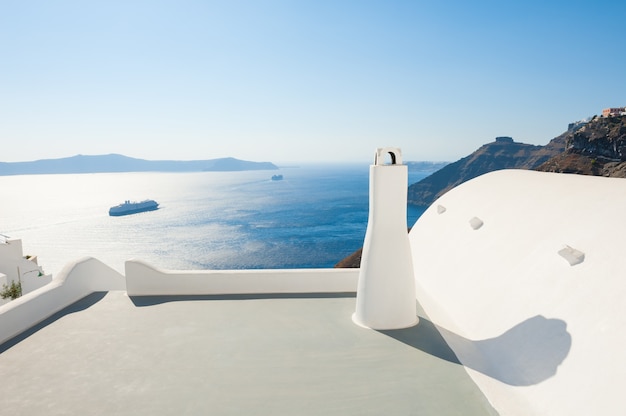 Arquitectura blanca y mar azul, isla de Santorini, Grecia.