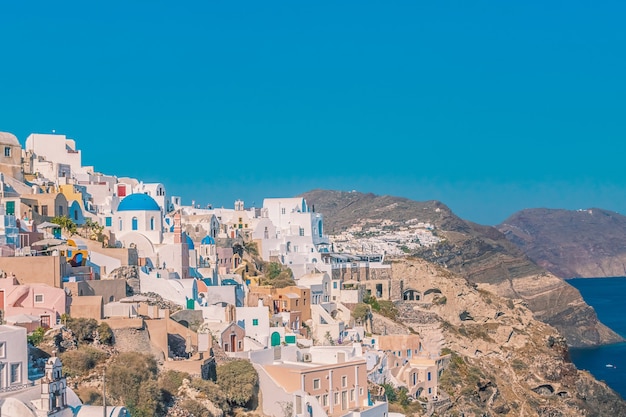 Arquitectura blanca del pueblo de Oia en la isla de Santorini, Grecia.