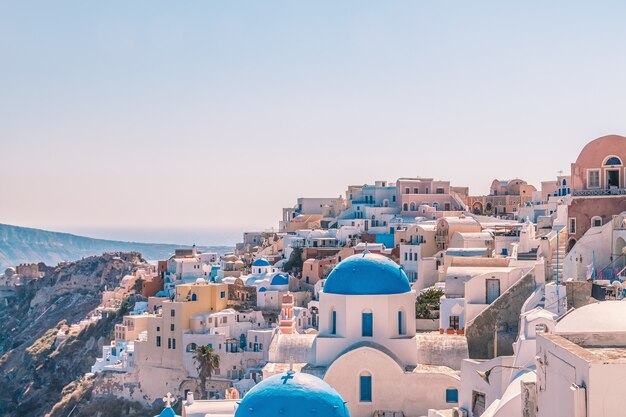 Arquitectura blanca del pueblo de Oia en la isla de Santorini, Grecia.