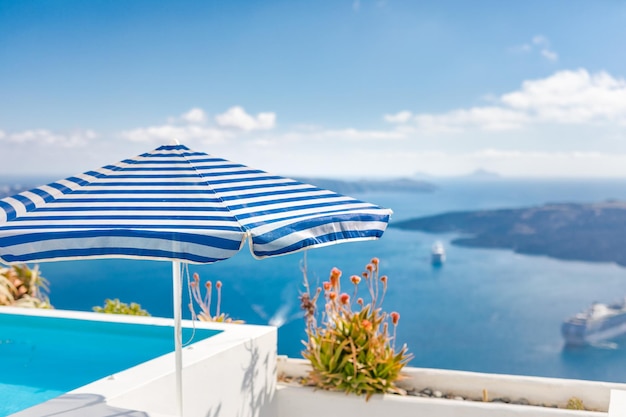 arquitectura blanca y sombrilla, piscina infinita. Viajes de verano de lujo y vacaciones