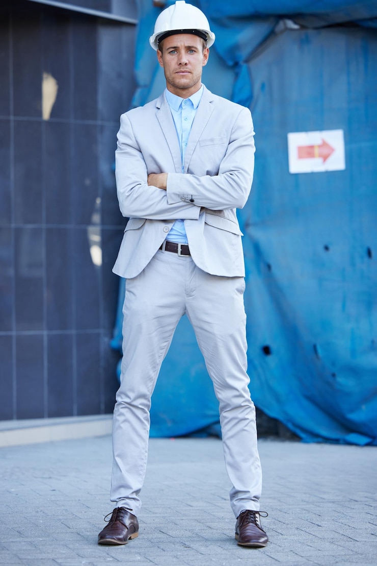 Foto arquitectura brazos cruzados y retrato con hombre de negocios al aire libre en el sitio de construcción para la gestión del proyecto ingeniería de construcción e industria con empleado confiado en el lugar para el desarrollo