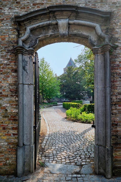 Foto arquitectura de la calle de brujas arco y casas antiguas en brujas bélgica