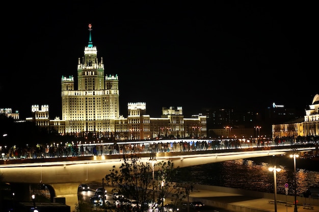 Arquitectura de la capital de Rusia en la noche con iluminación brillante