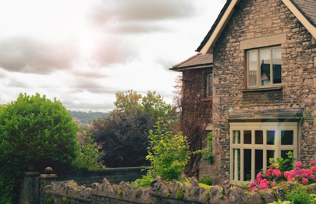 Arquitectura de una casa antigua con jardín en Inglaterra