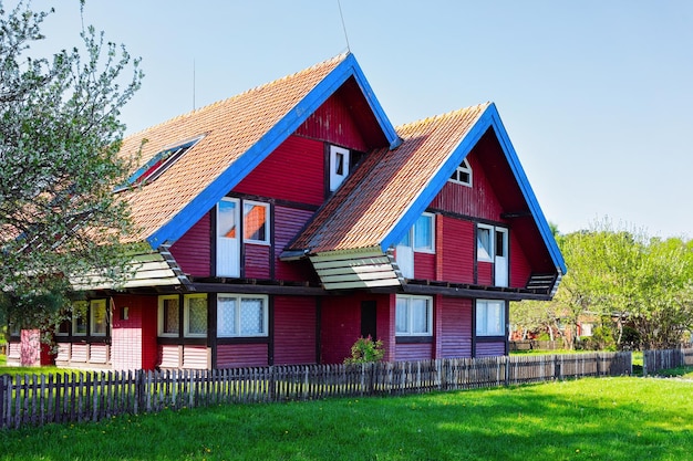 Arquitectura de la casa de la ciudad turística de Nida cerca de Klaipeda en Neringa en el Mar Báltico y el Curonian Spit en Lituania.