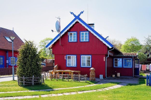 Arquitectura de la casa de la ciudad turística de Nida cerca de Klaipeda en Neringa en el Mar Báltico y el Curonian Spit en Lituania.