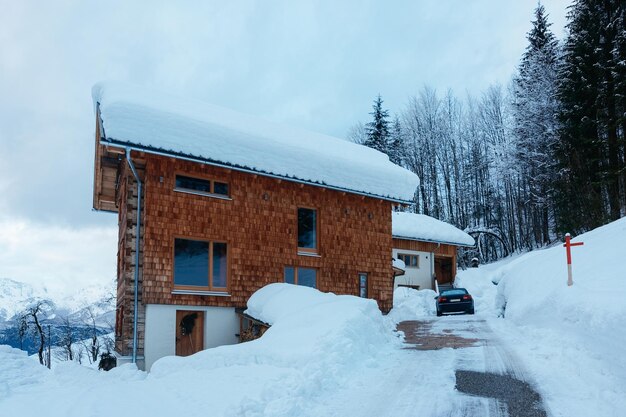 Arquitectura de la casa y paisaje nevado de invierno en el pueblo de Bad Goisern cerca de Hallstatt en la Alta Austria. Vivienda adosada inmobiliaria y edificio residencial.