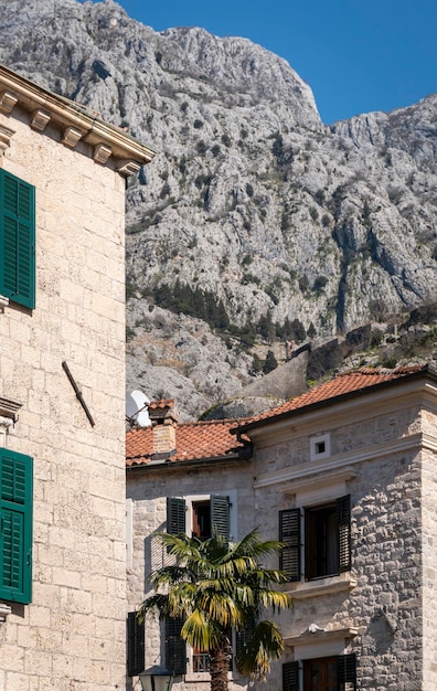 Arquitectura en el casco antiguo de Kotor en Montenegro