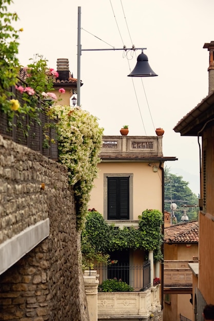 Arquitectura del centro histórico de Bérgamo casa tradicional italiana ciudad alta Bérgamo Italia