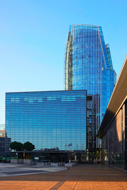 Arquitectura de centro de negocios de rascacielos de acero y vidrio con reflejo del cielo azul