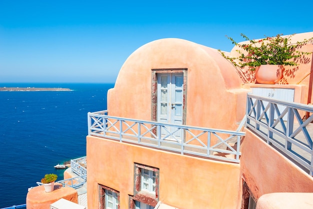 Arquitectura cicládica y mar azul en la isla de Santorini, Grecia. Vacaciones de verano, concepto de destinos de viaje.