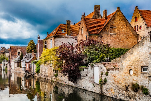 Arquitectura de la ciudad de Brujas, casas tradicionales con vista al canal