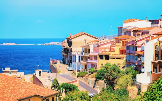 Arquitectura de la ciudad de Buggerru en el mar Mediterráneo, en el sur de Cerdeña en Italia