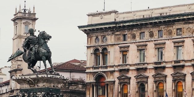 Arquitectura clásica europea y edificios históricos en las calles del centro de la ciudad de Milán, en la región de Lombardía, en el norte de Italia