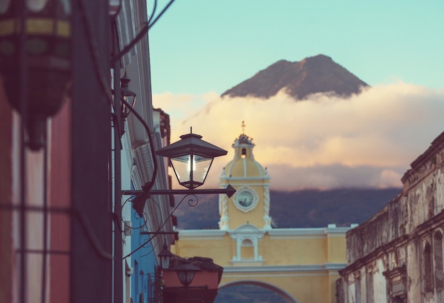 Arquitectura colonial en la antigua ciudad de Antigua Guatemala, América Central, Guatemala