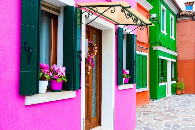 Arquitectura colorida en la isla de Burano, Venecia, Italia. Destino de viaje famoso