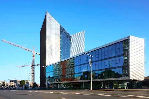 Arquitectura comercial y desarrollo de modernos rascacielos de acero y vidrio que reflejan el cielo azul