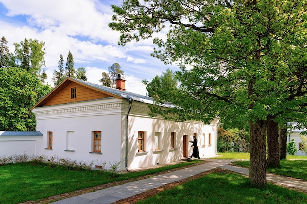 Arquitectura de construcción de madera del monasterio en la isla de Valaam, Karelia en Rusia