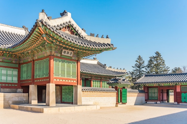 Arquitectura coreana tradicional en el palacio de Gyeongbokgung en Seul, Corea del Sur.