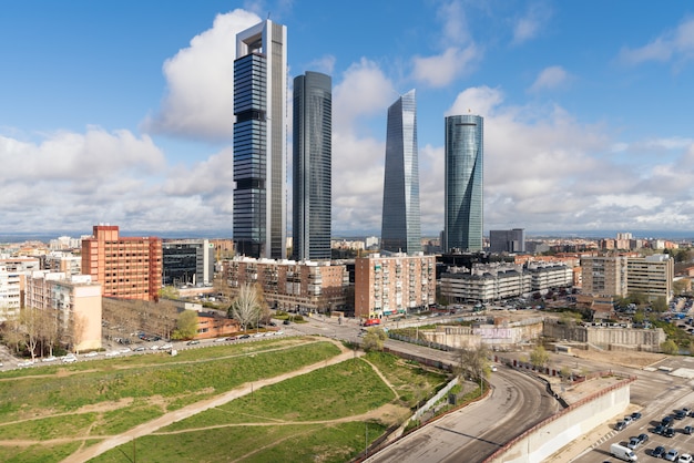 Arquitectura da cidade de Madrid no dia. Paisagem do edifício do negócio de Madrid na torre quatro.