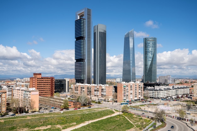 Arquitectura da cidade de Madrid no dia. Paisagem do edifício do negócio de Madrid na torre quatro.