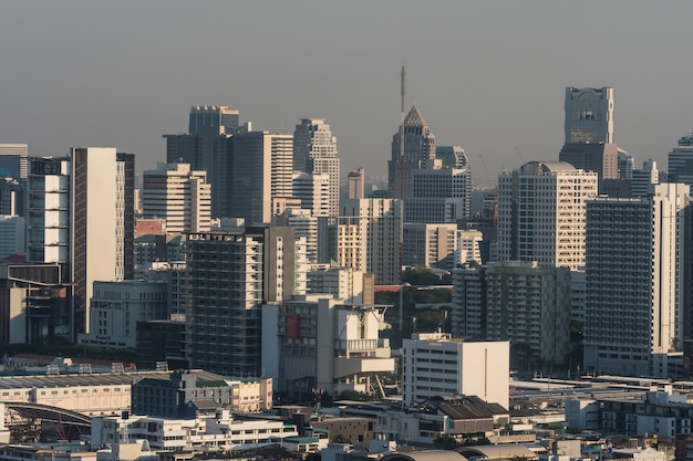 Arquitectura da cidade e edifício de Banguecoque no dia