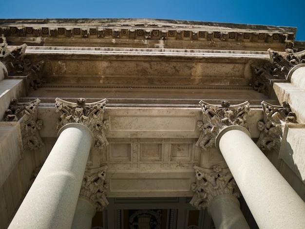 Arquitectura de un edificio antiguo con columnas