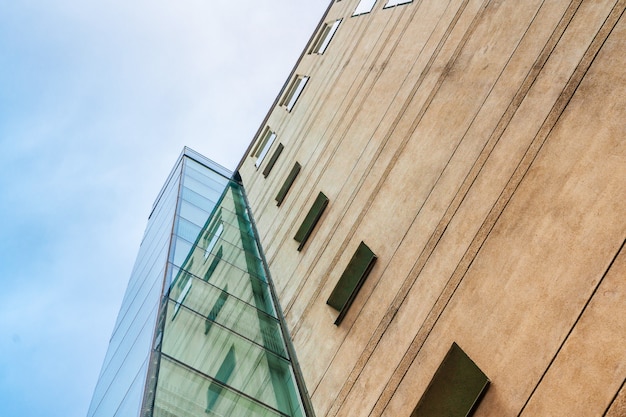 Arquitectura de un edificio moderno con fachada de cristal