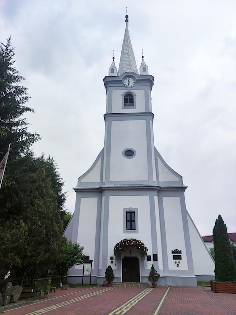 Arquitectura del edificio de Shurch en el templo cristiano de Ucrania con el reloj