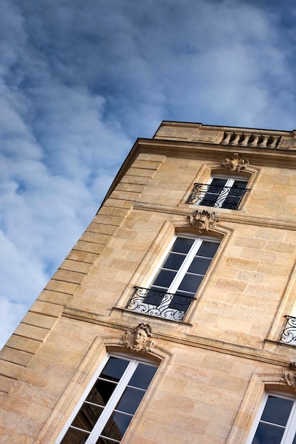 Arquitectura elegante y cielo azul en el fondo