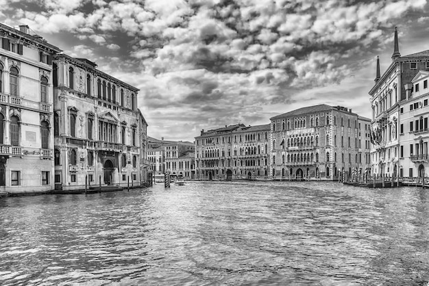 Arquitectura escénica a lo largo del Gran Canal en el distrito de San Marco de Venecia, Italia