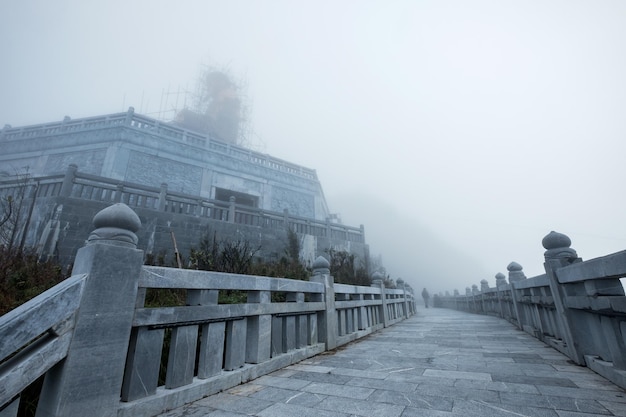 Arquitectura estructura estatua gran Buda en niebla en Fansipan