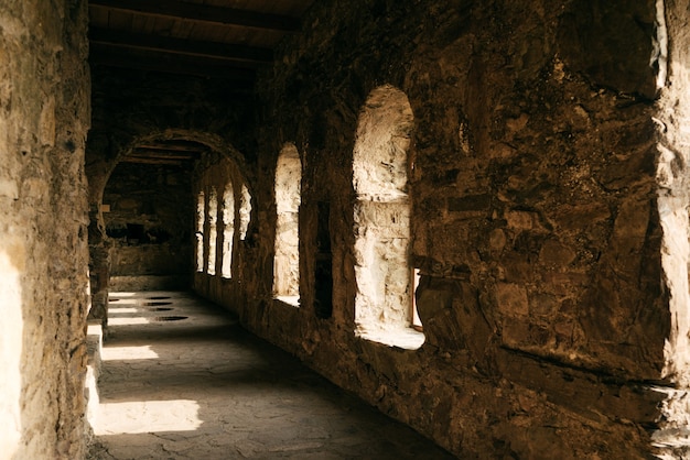 Arquitectura europea antigua, edificio de piedra, aberturas para ventanas