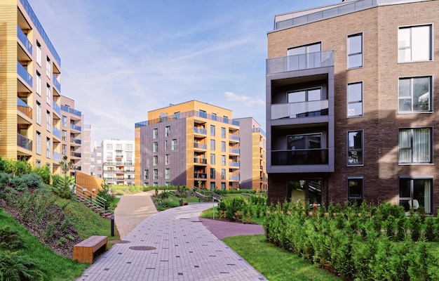 Arquitectura europea moderna del barrio de edificios residenciales. E instalaciones al aire libre.