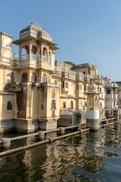 Arquitectura fachada decorada cerca del lago de agua en Udaipur Rajasthan India